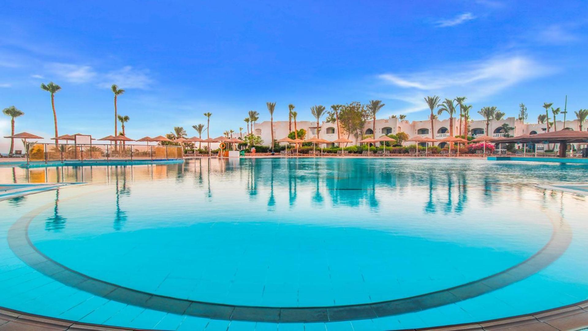 Domina Coral Bay Resort, Diving , Spa & Casino Sharm el Sheikh Esterno foto The swimming pool at the hotel