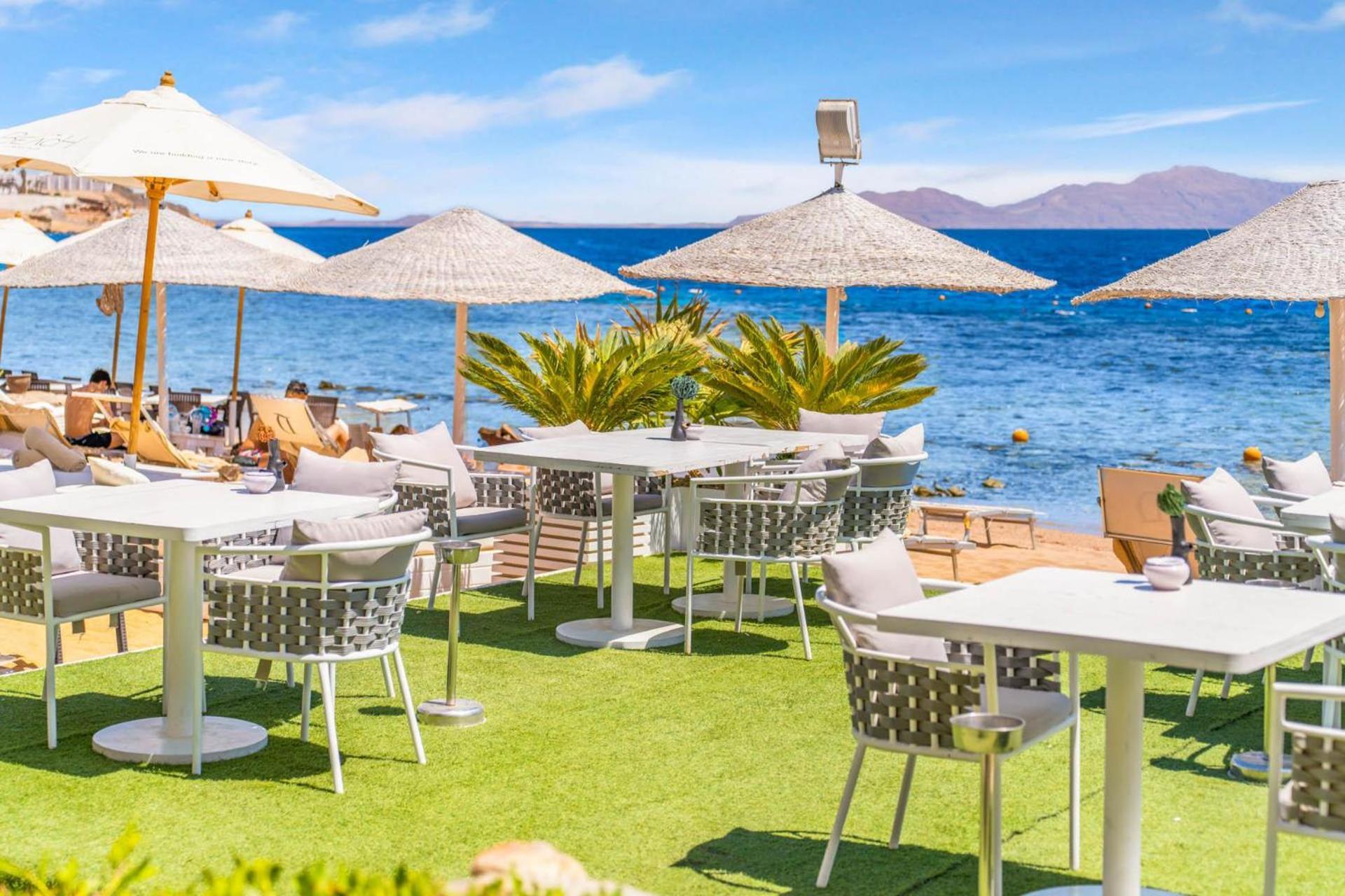 Domina Coral Bay Resort, Diving , Spa & Casino Sharm el Sheikh Esterno foto Artificial grass at a beach bar