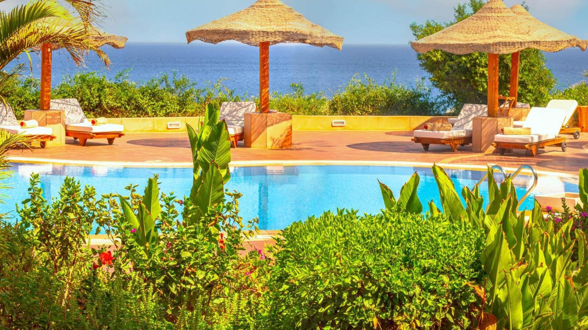 Domina Coral Bay Resort, Diving , Spa & Casino Sharm el Sheikh Esterno foto A pool at a resort