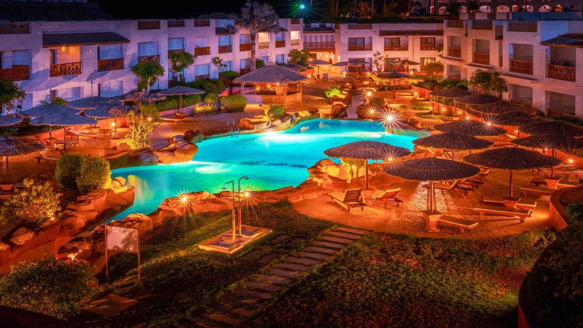 Domina Coral Bay Resort, Diving , Spa & Casino Sharm el Sheikh Esterno foto The resort at night