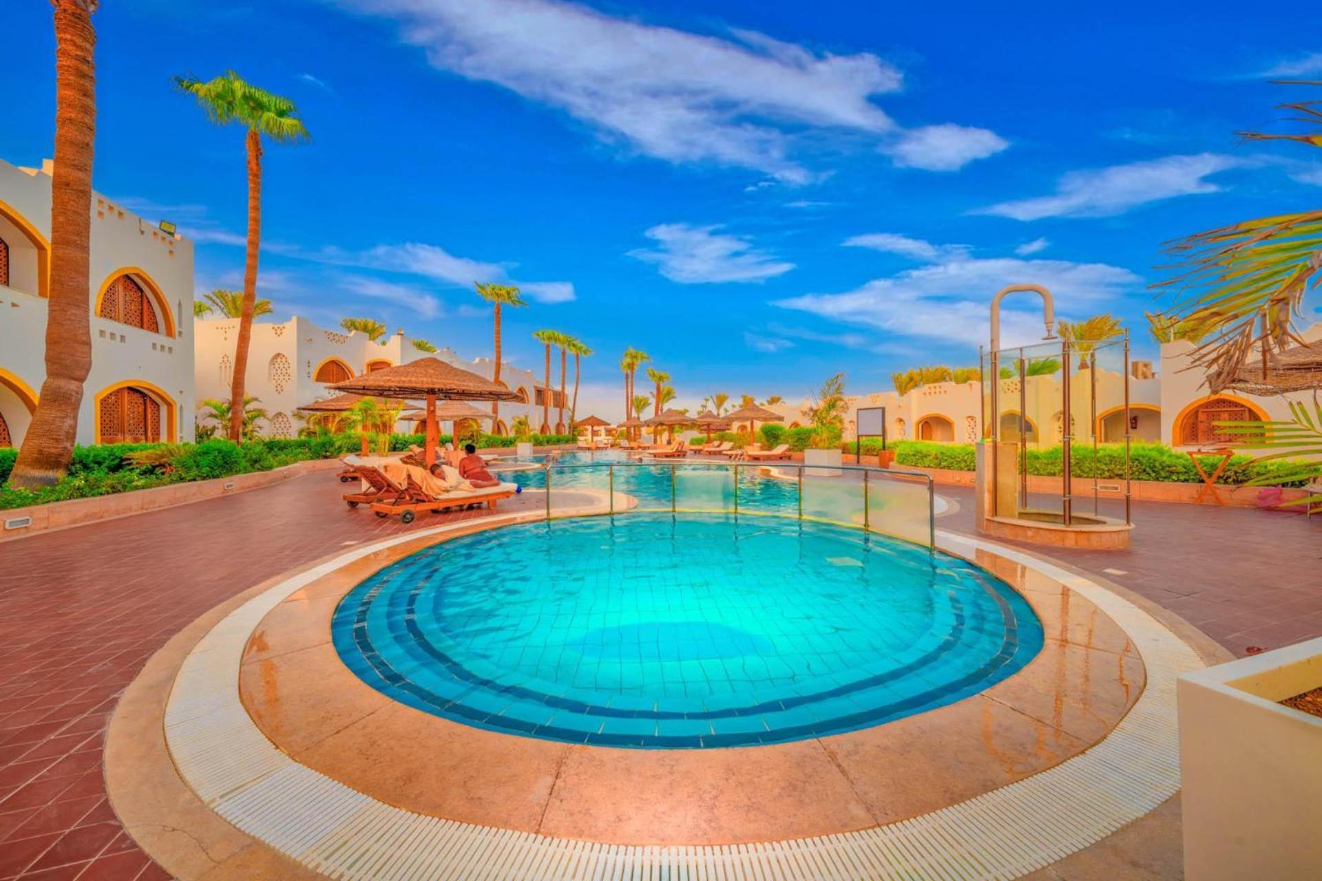 Domina Coral Bay Resort, Diving , Spa & Casino Sharm el Sheikh Esterno foto The swimming pool at the resort
