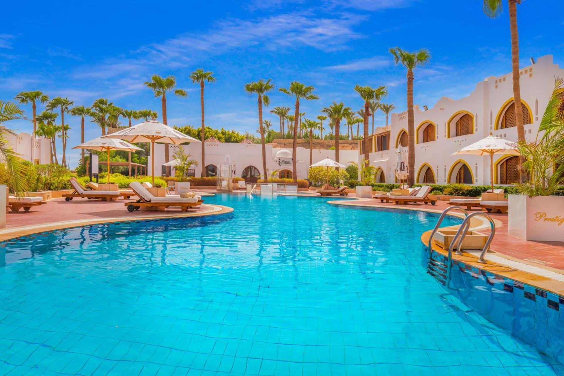 Domina Coral Bay Resort, Diving , Spa & Casino Sharm el Sheikh Esterno foto The swimming pool at the hotel