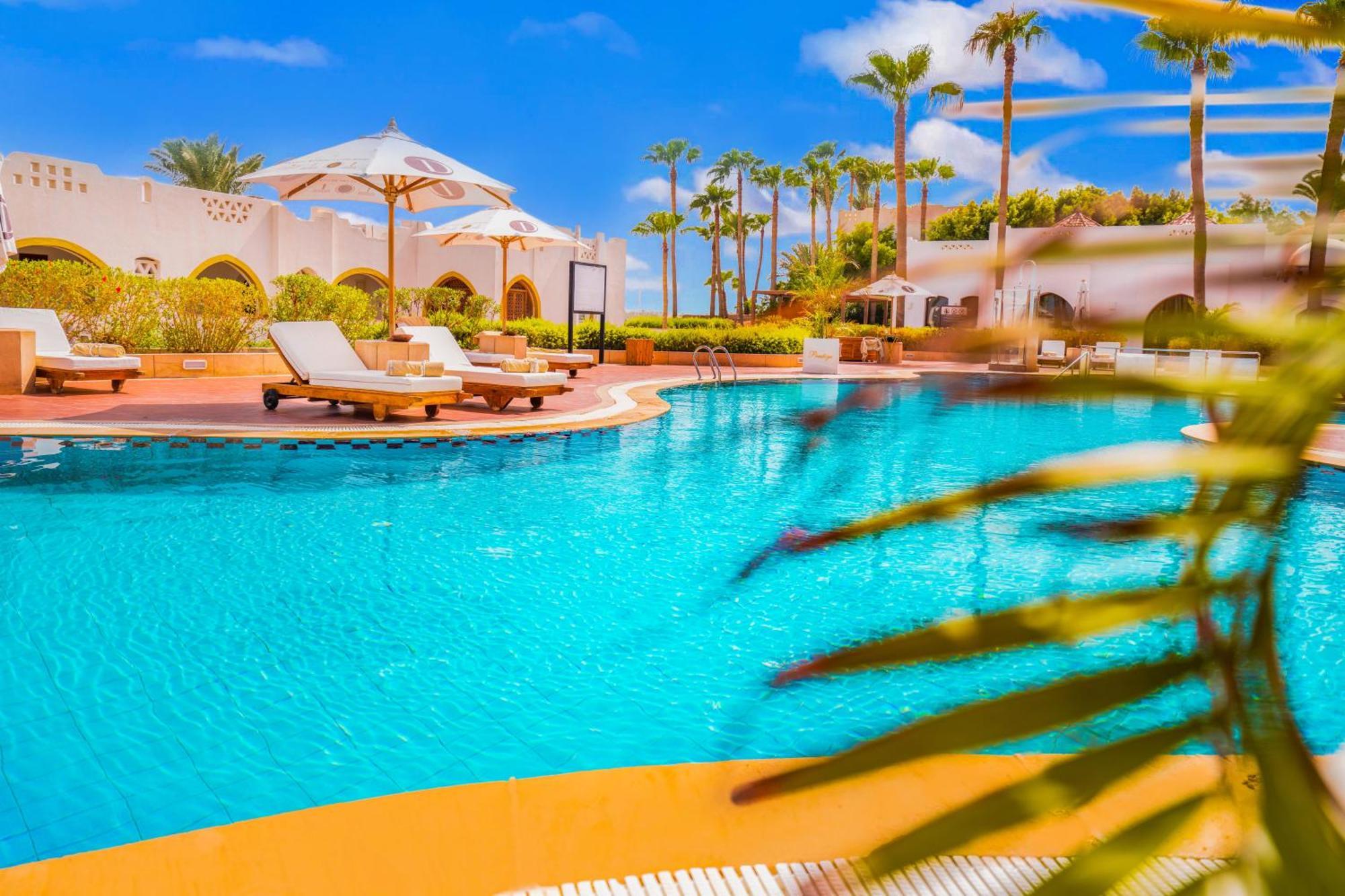 Domina Coral Bay Resort, Diving , Spa & Casino Sharm el Sheikh Esterno foto The swimming pool at the resort