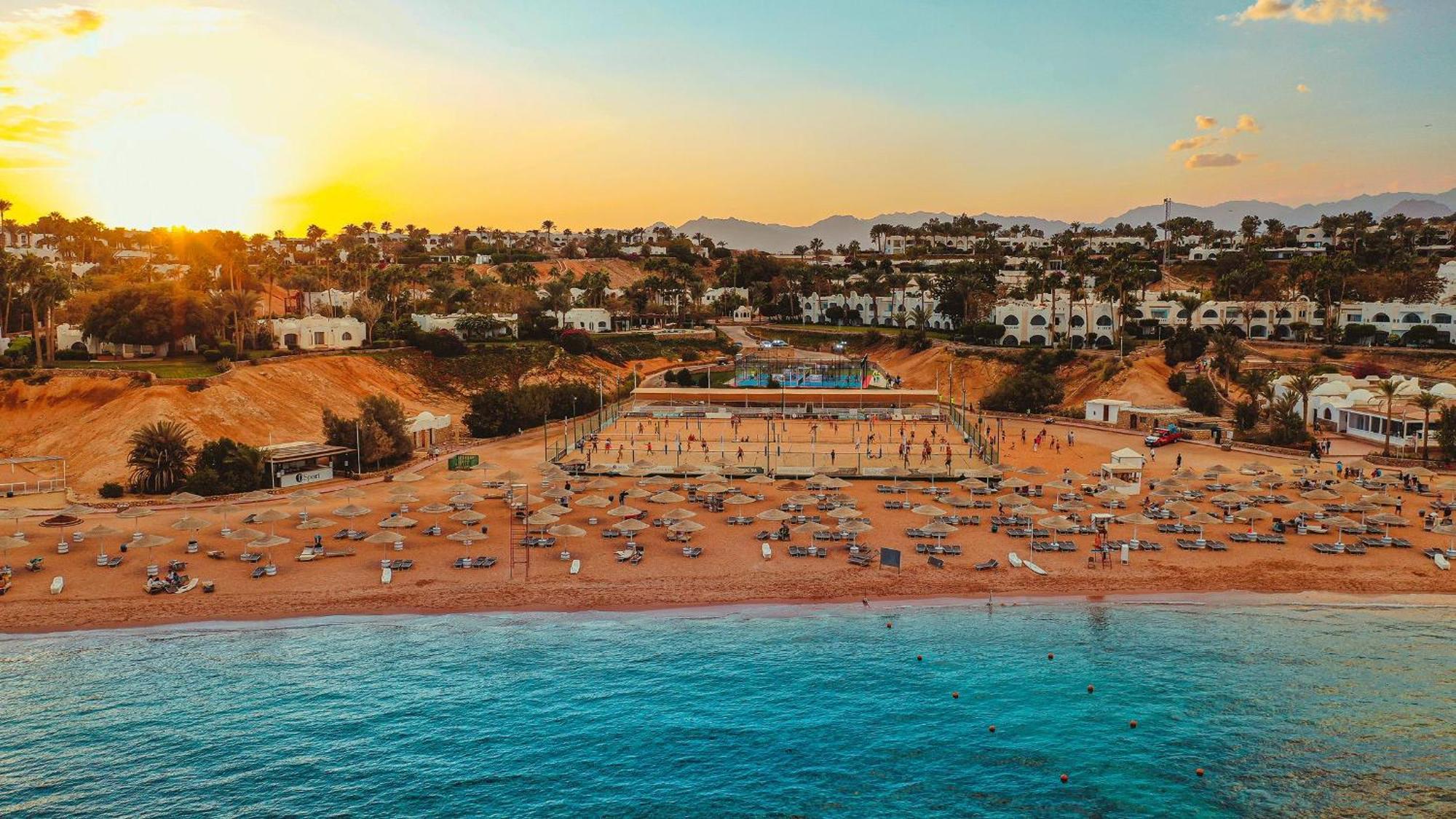 Domina Coral Bay Resort, Diving , Spa & Casino Sharm el Sheikh Esterno foto Sunset at the beach