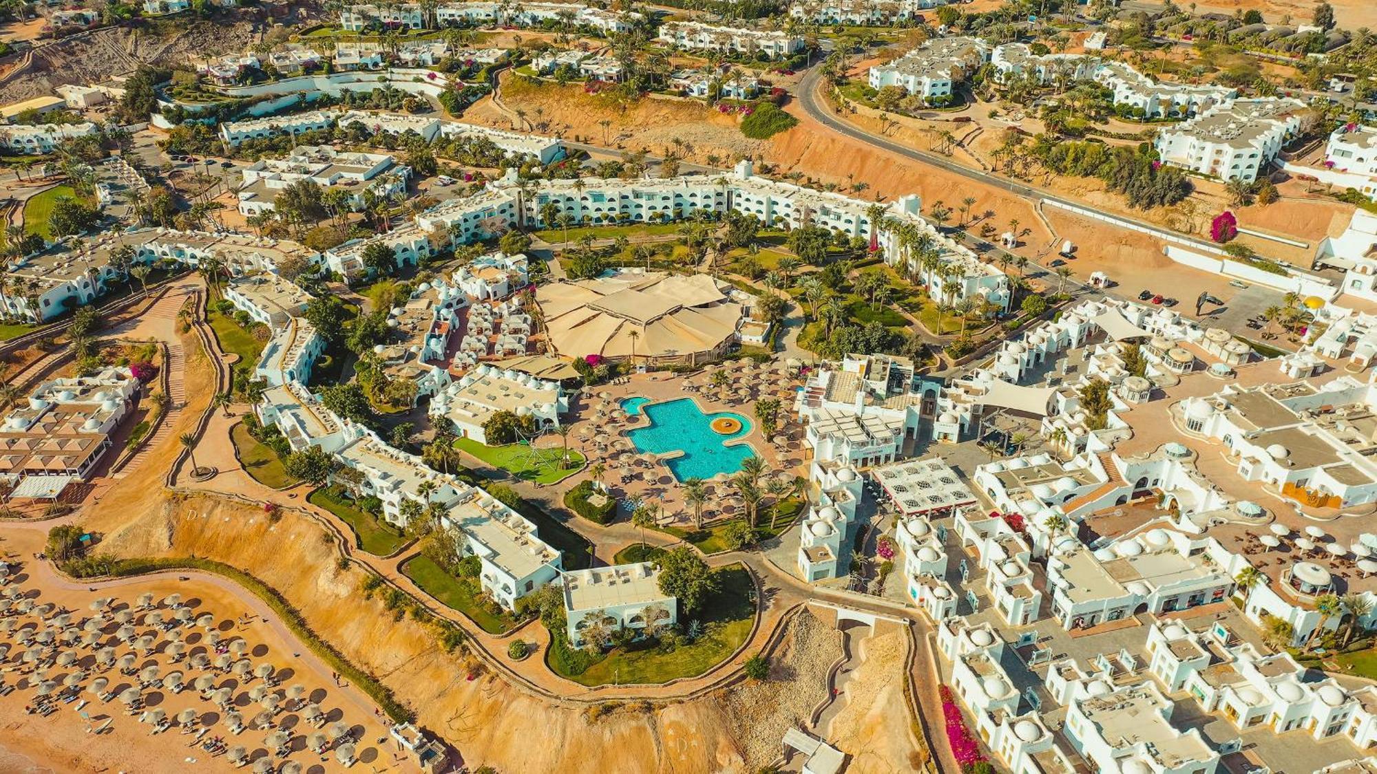 Domina Coral Bay Resort, Diving , Spa & Casino Sharm el Sheikh Esterno foto Aerial view of the resort