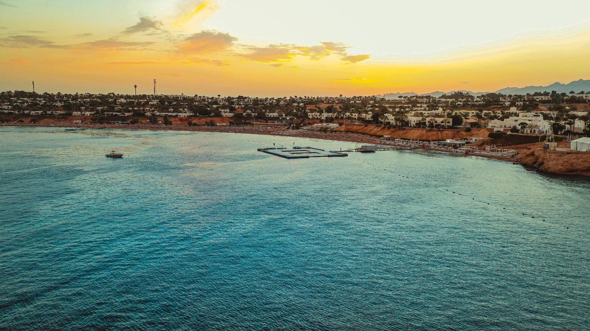 Domina Coral Bay Resort, Diving , Spa & Casino Sharm el Sheikh Esterno foto Sunset over the Gulf of Aqaba