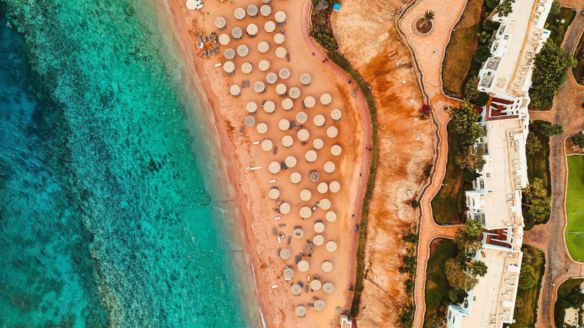 Domina Coral Bay Resort, Diving , Spa & Casino Sharm el Sheikh Esterno foto Aerial view of the beach