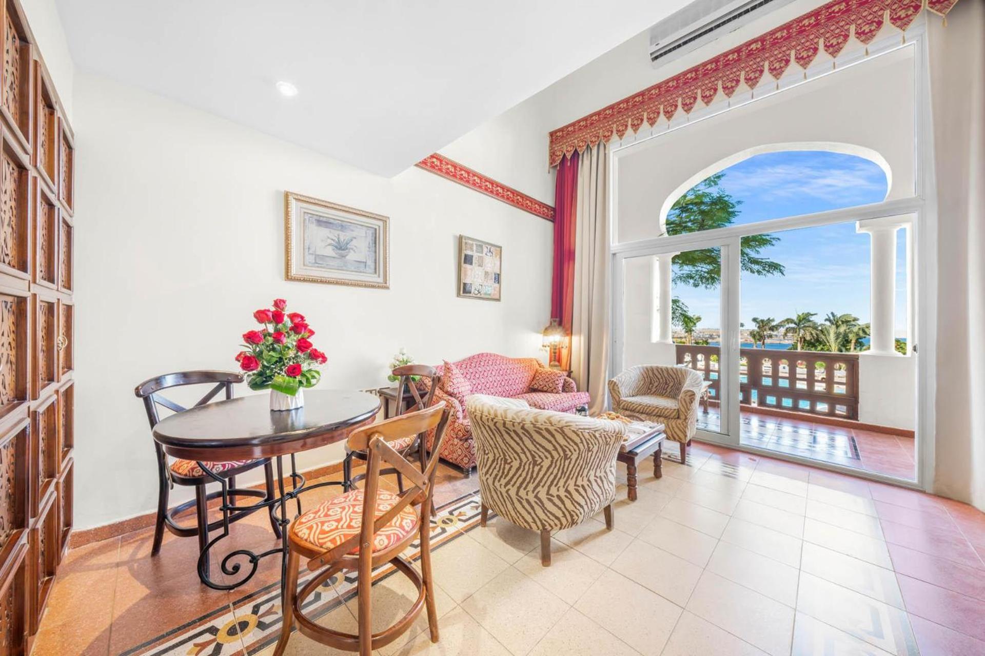 Domina Coral Bay Resort, Diving , Spa & Casino Sharm el Sheikh Esterno foto A typical living room in a condominium